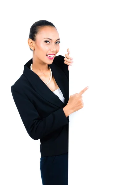 Asiática mujer de negocios mostrando vacío blanco tablero —  Fotos de Stock