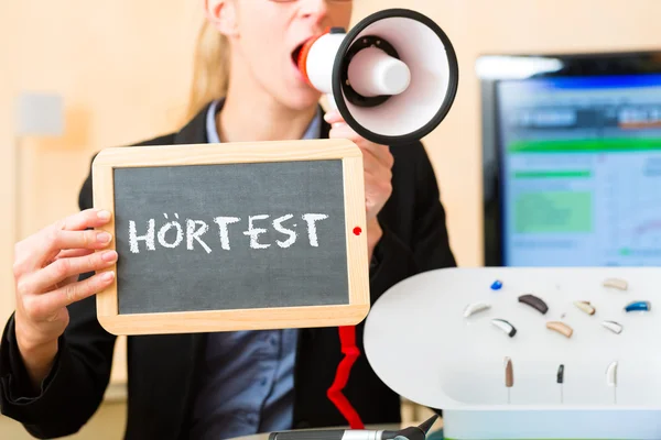 Mujer anunciando una prueba de audición — Foto de Stock