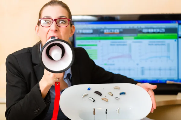 Mujer anunciando una prueba de audición — Foto de Stock