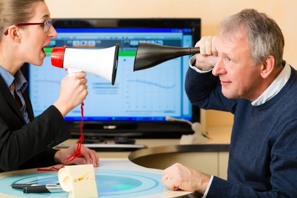 Man at hearing acoustician should take test — Stock Photo, Image