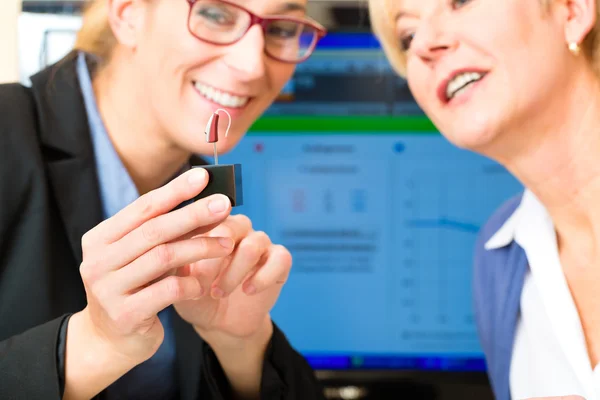 Mujer sorda hace una prueba de audición — Foto de Stock