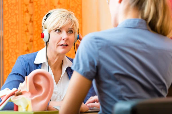Глухая женщина проходит тест на слух — стоковое фото