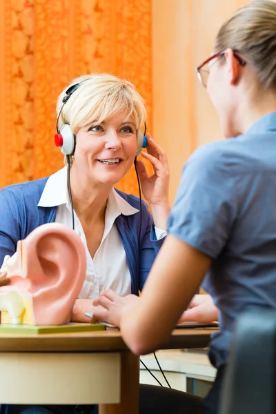 Deaf woman takes a hearing test — Stock Photo, Image