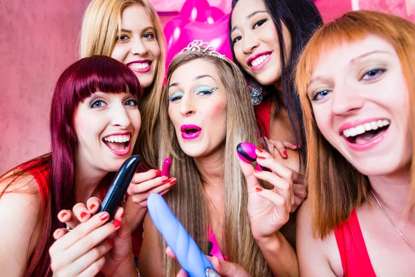 Ženy mají bachelorette party s sexuální hračky v nočním klubu — Stock fotografie