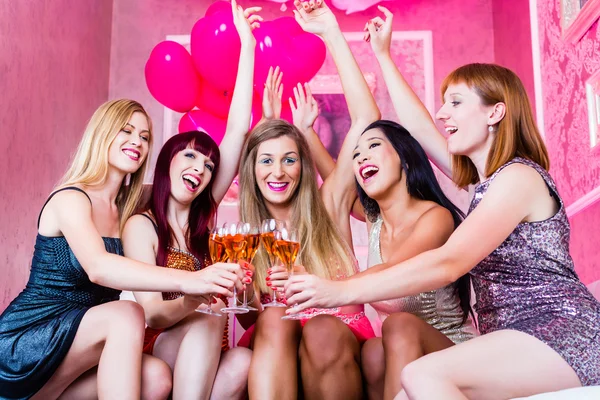 Meninas festejando no clube noturno — Fotografia de Stock