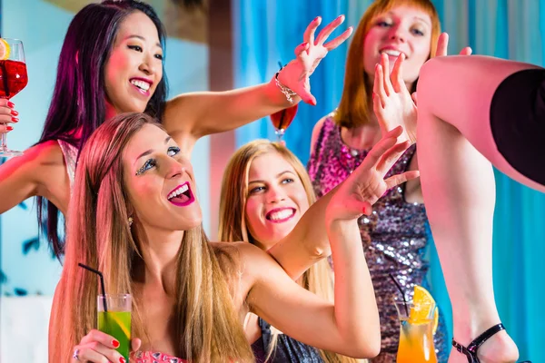 Drunk girls with fancy cocktails in strip club — Stock Photo, Image