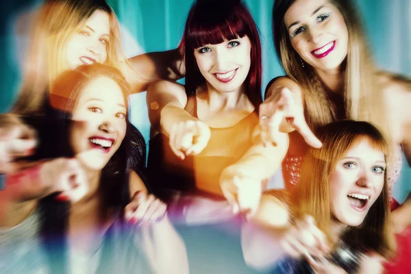 Hermosas mujeres bailando en discoteca o club — Foto de Stock