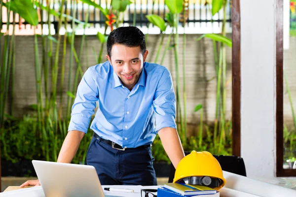 Arquitecto trabajando en casa — Foto de Stock