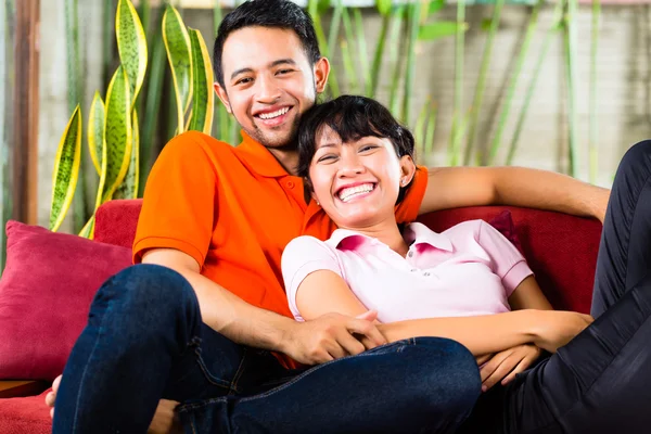 Asiática pareja en casa — Foto de Stock