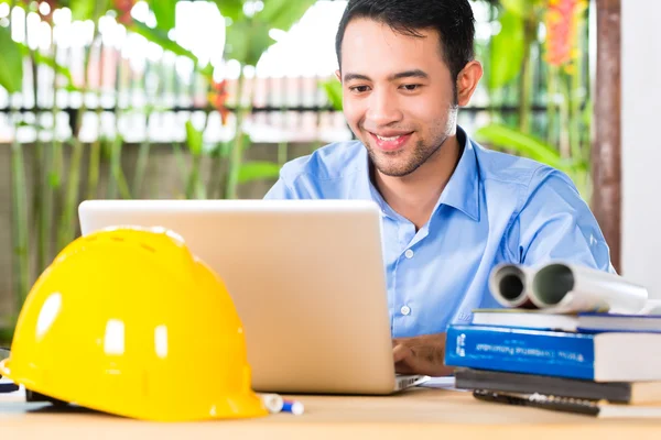 Arquitecto trabajando en casa — Foto de Stock