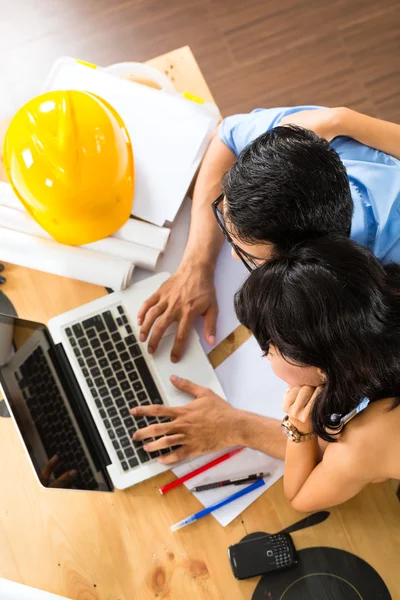 Arquitecto trabajando en casa —  Fotos de Stock