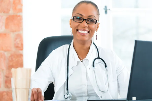 Retrato de una joven doctora en clínica — Foto de Stock