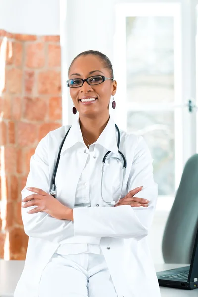Portrait of young female doctor in clinic — Stock Photo, Image