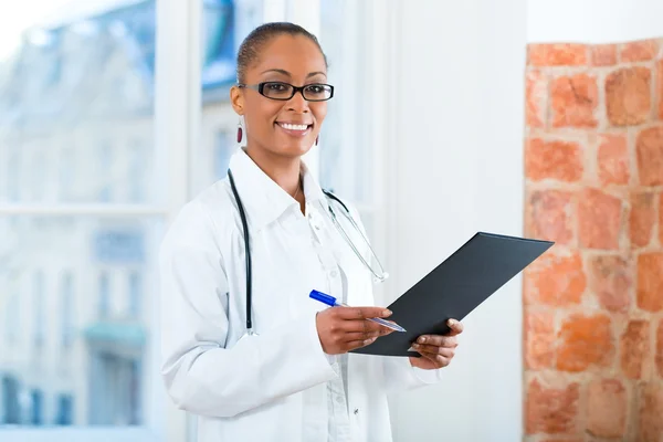 Portrait of young female doctor in clinic — Stock Photo, Image
