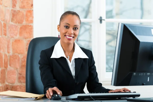 Lawyer in office sitting on the computer — Stock Photo, Image