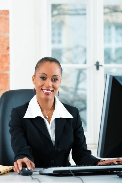 Anwalt im Büro sitzt am Computer — Stockfoto