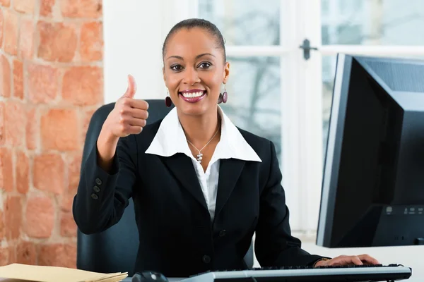 Lawyer in office sitting on the computer — Stock Photo, Image