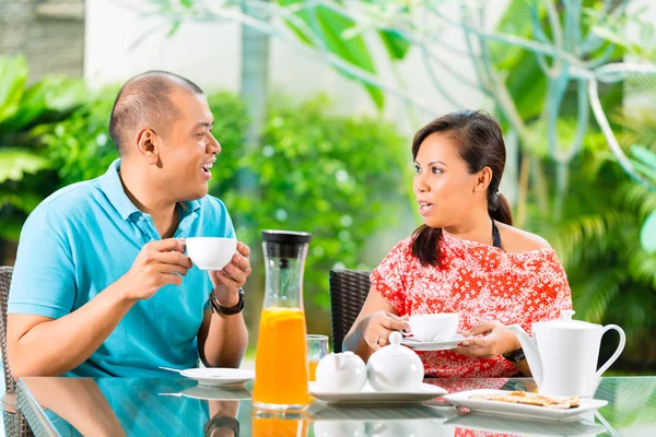 Couple having coffee on home porch — Stock Photo, Image