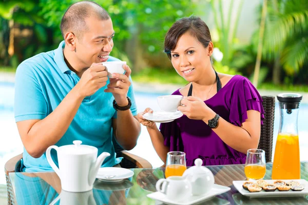 Coppia che prende un caffè sul portico di casa — Foto Stock