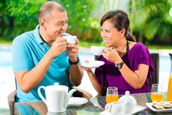 Pasangan minum kopi di teras rumah — Stok Foto