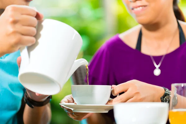 Pasangan minum kopi di teras rumah — Stok Foto