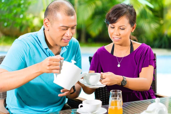Pasangan minum kopi di teras rumah — Stok Foto