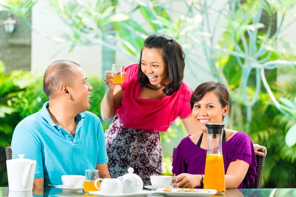 Friends having coffee on home porch — Stockfoto