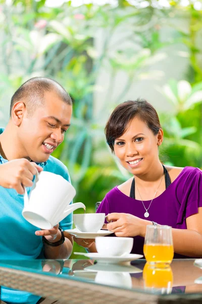 Coppia che prende un caffè sul portico di casa — Foto Stock