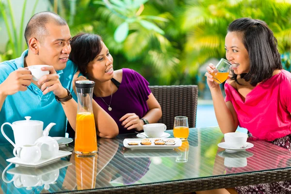 Asiatische Freunde mit Kaffee zu Hause Veranda — Stockfoto