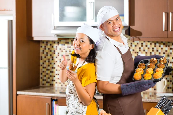 Asiatique couple cuisson muffins dans la maison cuisine — Photo