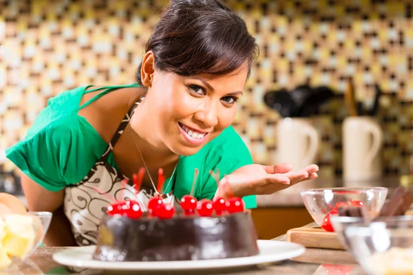 Asiatisk kvinne som baker sjokoladekake på kjøkkenet – stockfoto