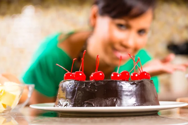 Mujer asiática hornear pastel de chocolate en la cocina — Foto de Stock