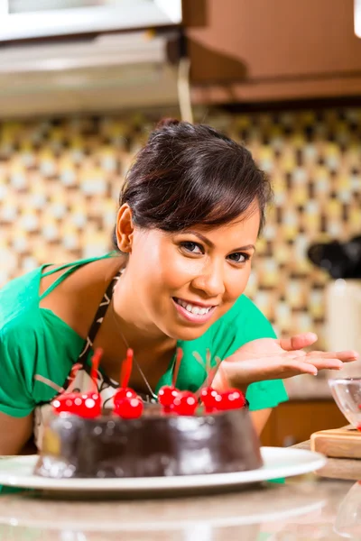 Asiatische Frau backt Schokoladenkuchen in Küche — Stockfoto