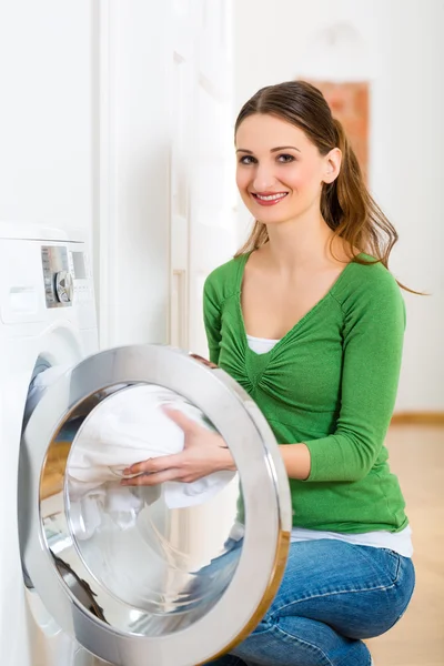 Femme de ménage avec machine à laver — Photo