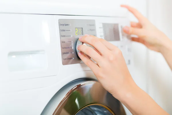 Cameriera con lavatrice — Foto Stock