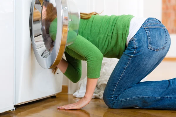 Housekeeper with washing machine — Stock fotografie