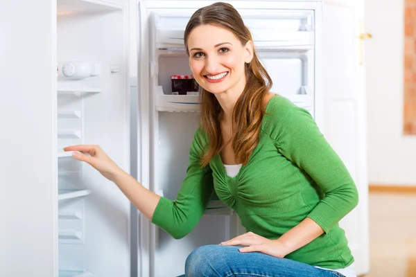 Haushälterin mit Kühlschrank — Stockfoto