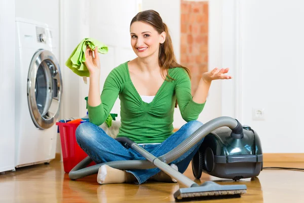 Woman at the spring cleaning — 图库照片