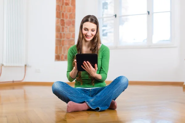 Mujer joven haciendo citas en línea — Foto de Stock