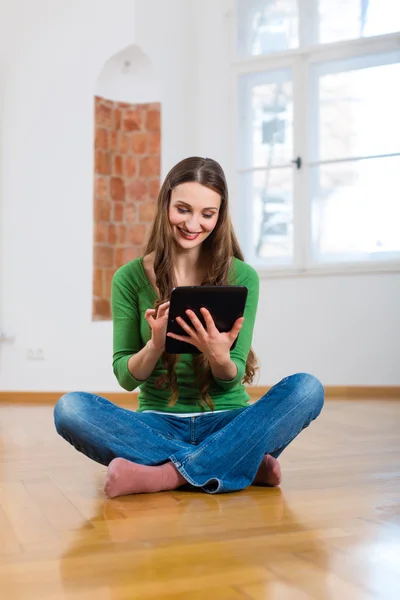 Mujer joven haciendo citas en línea — Foto de Stock