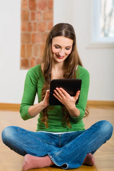 Mujer joven haciendo citas en línea — Foto de Stock