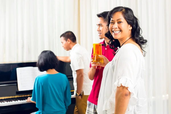 Asiatico people seduta insieme a il piano — Foto Stock