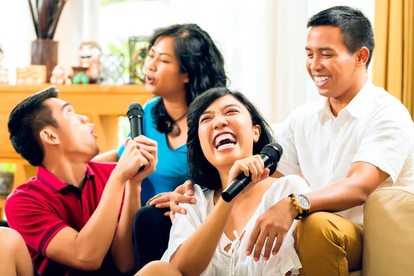 Asiáticos cantando en fiesta de karaoke —  Fotos de Stock