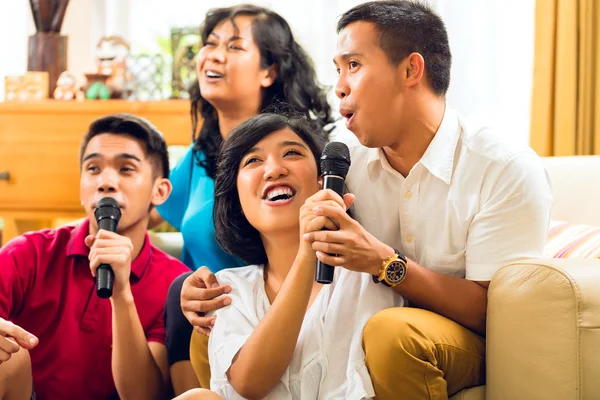 Asiáticos cantando en fiesta de karaoke y divirtiéndose —  Fotos de Stock