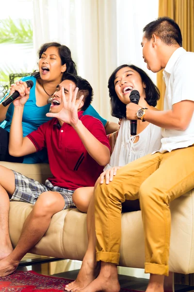 Asian people singing at karaoke party — Stockfoto