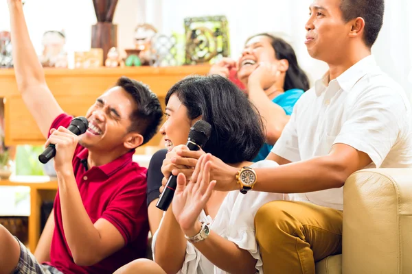 Asian people singing at karaoke party — 图库照片
