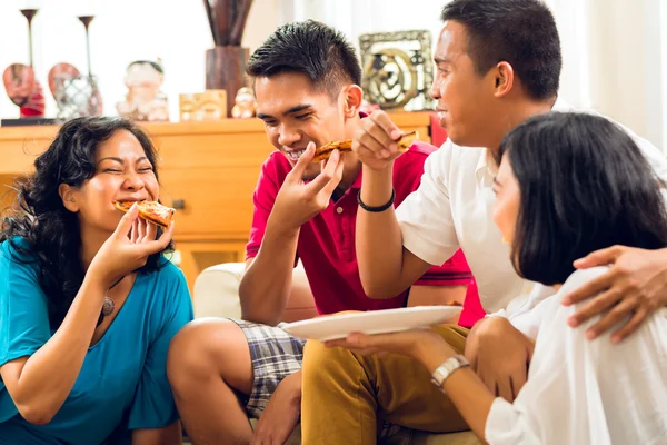 Asiático pessoas comendo pizza na festa — Fotografia de Stock