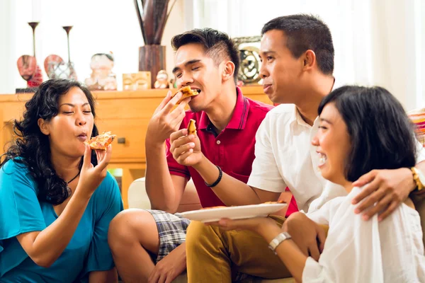 Asiático pessoas comendo pizza na festa — Fotografia de Stock