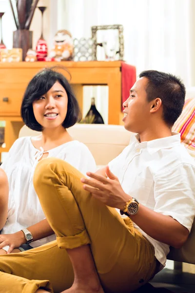 Азиатские люди пара в гостиной — стоковое фото