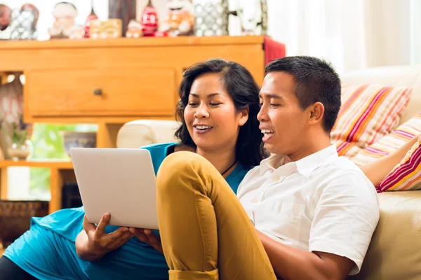 Asiáticos sentados con un cuaderno — Foto de Stock